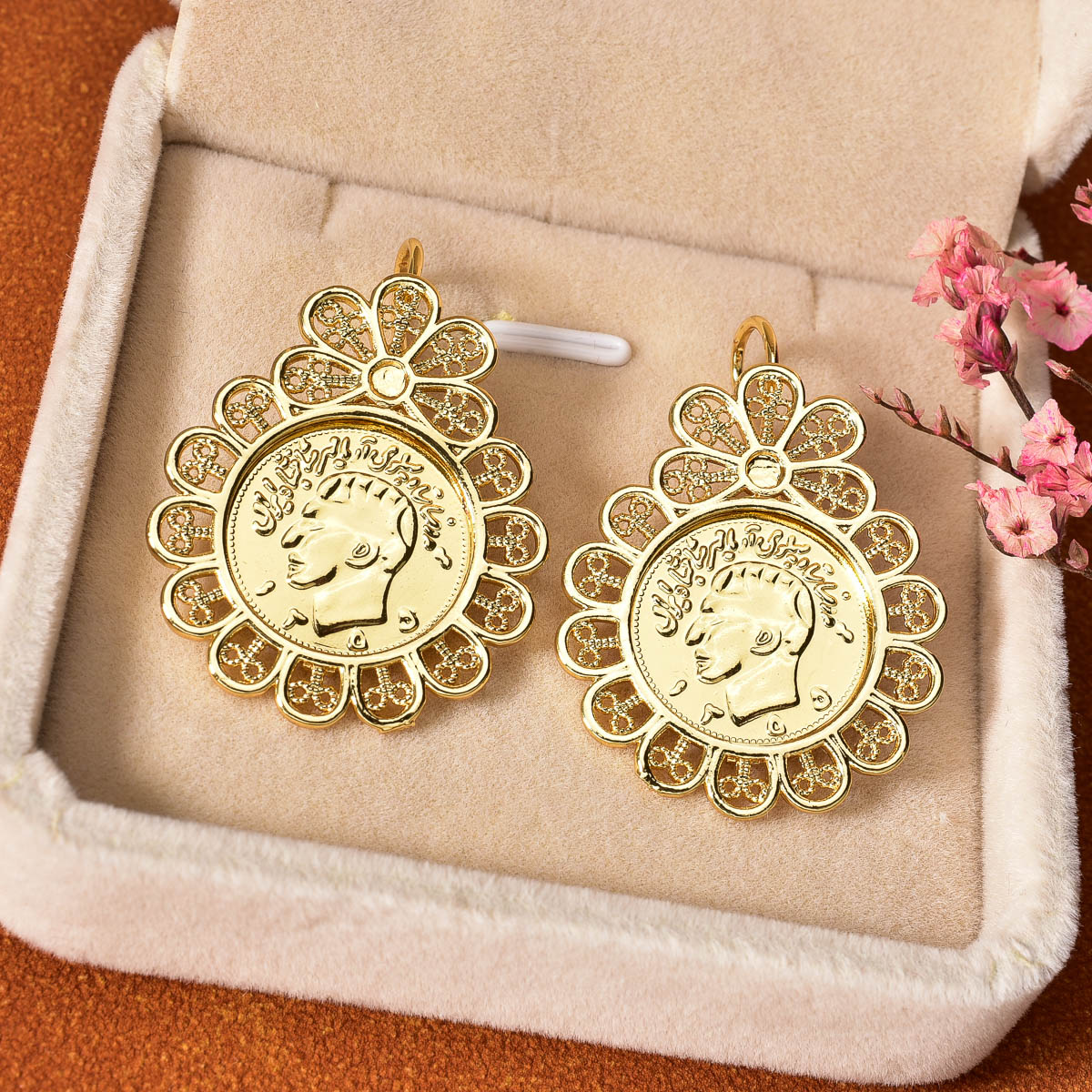Coin Medallion Drop Stud Earri - Vintage Collectible Coins recension och pris