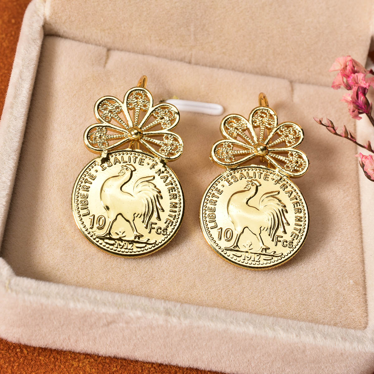 Coin Medallion Drop Stud Earri - Vintage Collectible Coins recension och pris